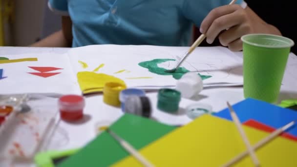 在白纸上涂上绿色油漆的手绘树上画笔的孩子 — 图库视频影像