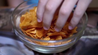 Çocuk El, Tabak 'tan Çıtır, Altın Patates Cipsi Aldı. Zararlı Yemek.