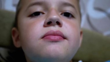 Gıda 'dan Kırıntıları ve Kirli Ağzı Olan Çocuk Kafasını Keskin Kaldırıyor ve Diyor ki: