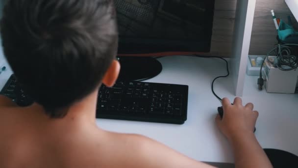 Teenage Boy Gamer Stând În Fotoliu Jucând Jocuri Video Pe Computer. Internet — Videoclip de stoc