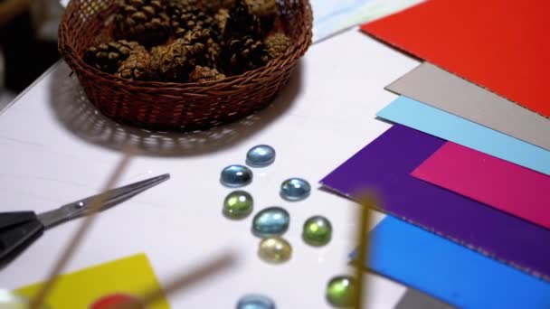 En la mesa está alineada la paleta de colores de papel. Composición del arco iris. Pensamiento creativo — Vídeo de stock