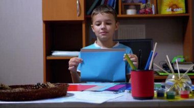 Mavi Tişörtlü Ciddi Çocuk Renkli Kağıtta Mavi Elleri Kaldırıyor ve Mavi Gösteriyor