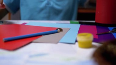 Çocuk Elleri Masaya Renkli Kalemler Koyuyor. Erkek sanatçı. Çevrim içi eğitim