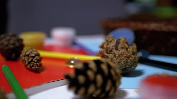 Mess creativo sul tavolo. Coni di posizione caotica, matite, carta colorata, vernici — Video Stock