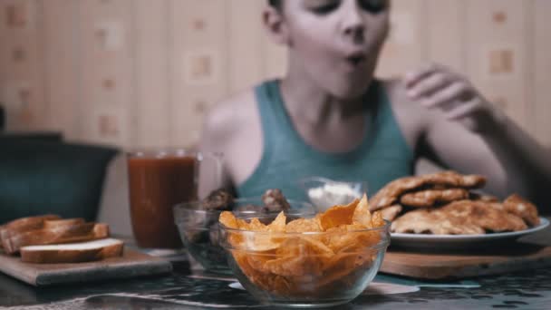 Hungriga Kid Hand tar Crispy Golden Potato Chips från tallriken. Skräpmat på middag — Stockvideo