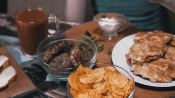 Aç Çocuk Eli Tabaktan Çıtır Patates Cipsi Aldı. Akşam Yemeğinde Önemsiz Yemek — Stok video