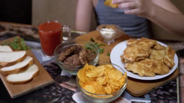 Éhes Kölyök Kézzel veszi Ropogós Arany Krumpli Chips a tányérról. Vacsorázzunk együtt! — Stock videók