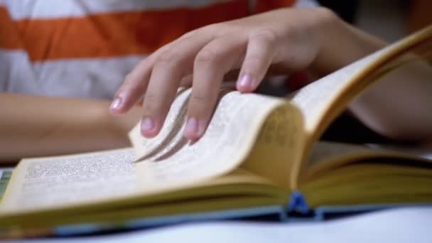 Hands Child Turning Page Book. Autoaislamiento de los niños en el hogar. Lectura — Vídeo de stock