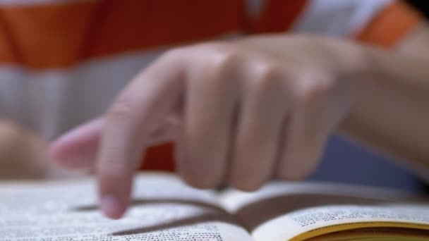 Barnet kör Finger längs sidan av bok och läser snabbt. Fjärrläsning hemma — Stockvideo