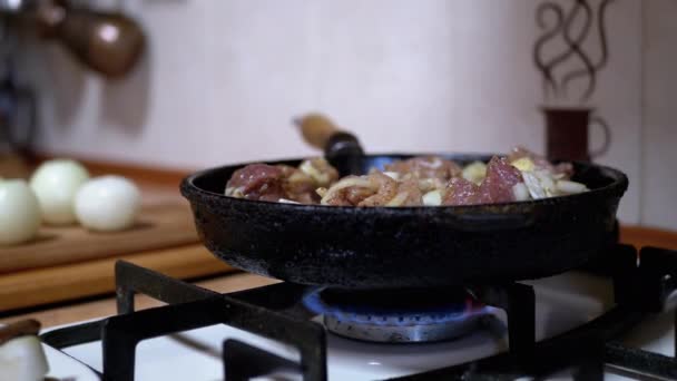 Cocinar carne frita de cerdo aseado en sartén a alta temperatura en la estufa de gas — Vídeo de stock