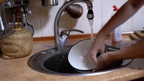 Femme mains se laver les plats sales éponge avec de la mousse. Nettoyage de cuisine. Ménage — Video