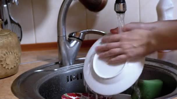 Weibliche Hände waschen schmutziges Geschirr mit Schaum. Küche putzen. Hauswirtschaft — Stockvideo