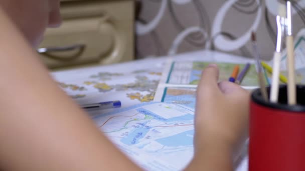 Concentrato, Smart School Boy sta studiando mappa, geografia. Home Formazione online. — Video Stock