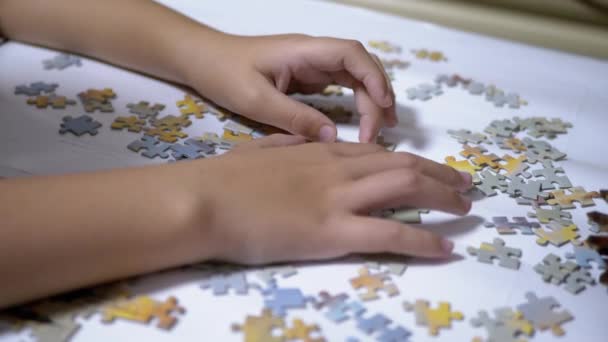 Tiener Verzamel puzzels op tafel. Concept voor kinderontwikkeling. Games voor Quick Wits — Stockvideo