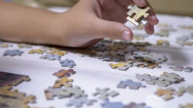 Çocuk Elleri Bulmacayı Masada Topluyor. Çocuk Gelişimi Konsepti. Yakın plan