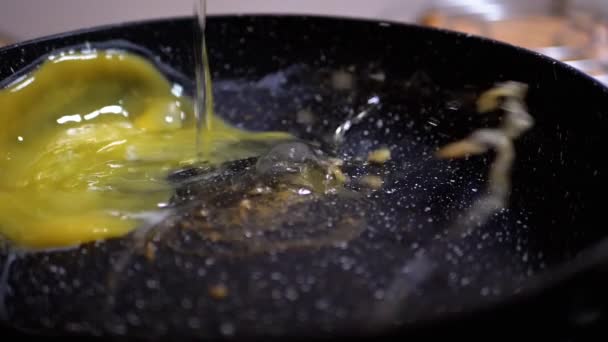Cucinare deliziose uova strapazzate. Semplice fatto in casa Concetto di preparazione alimentare — Video Stock