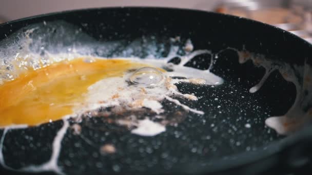 Vaření Lahodná míchaná vejce. Jednoduchá koncepce domácí přípravy potravin — Stock video