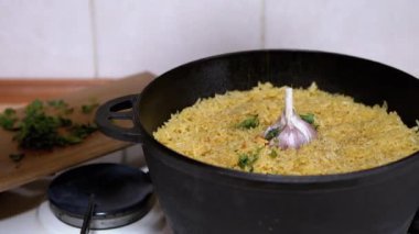 Kadın El Bitirilmiş Pilaf 'a Maydanoz Ekle, Dökme Demir Kazanı Açılıyor