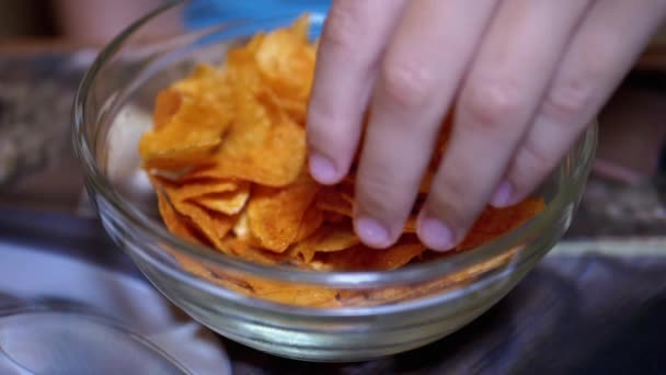 Kid Hand Takes Crispy, Golden Potato Chips, from Plate. Alimento nocivo. — Vídeo de stock