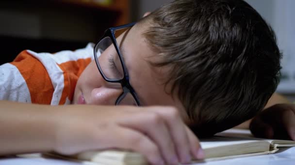 Inquisitive Boy with Glasses Fell Asleep on Book Leggi sul tavolo. Stanchezza, Sonno — Video Stock