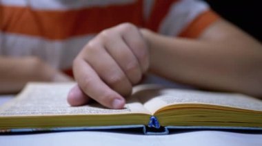 Çocuk, Parmaklarını Kitap ve Okuma Sayfası boyunca hızla koşar. Evde Uzaktan Okuma