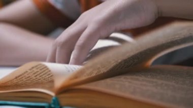 Eller Çocuk Döndürme Kitabı. Evde Çocuklar 'ın kendi kendini izole etmesi. Okuma