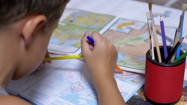 Concentrato, Smart School Boy sta studiando mappa, geografia. Home Formazione online. — Video Stock
