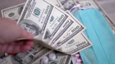 Adam Para Veriyor, İlaç, Şırınga, Maske Satın Almak İçin Dolarlar