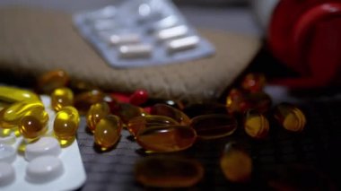 Man Hand para sayıyor, haplar için dolar. İş için. Yakın plan