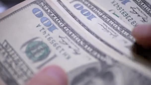 Ο Άνθρωπος Χέρι Μετράει Χρήματα, δολάρια για την Αγορά Χάπια. Για δουλειές. Κοντινό πλάνο — Αρχείο Βίντεο