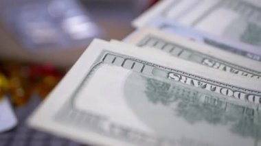 Man Hand para sayıyor, haplar için dolar. İş için. Yakın plan