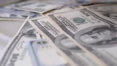 Eller Amerikan Kağıt Parasını Karıştır, Dolarlar. Masaya para yatırın. Yakın plan. 4K