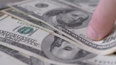 Man Hand Dolarlara Uyuşturucu, Pakette Eroin, Haplar Aldı. Kokain. Yakın plan