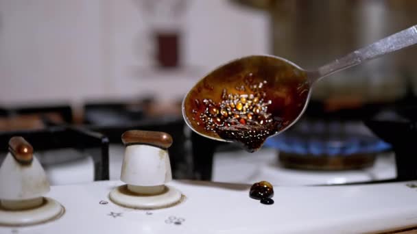 Mão masculino viciado cozinha heroína em colher sobre fogão a gás em casa — Vídeo de Stock