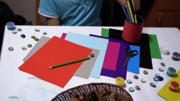 Kind zet kleurpotloden op tafel met handen. Jongen Artiest. Online opleiding. — Stockvideo