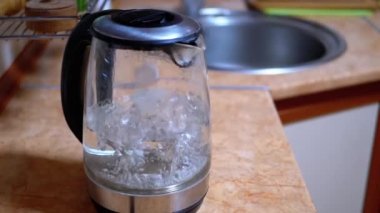 Fon Mutfağında Su kabarcıkları İçten Kaynayan Cam Elektrikli Çaydanlık