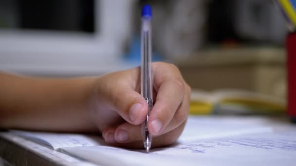 Écrits écolier avec la main gauche dans le carnet, en utilisant la poignée. Formation à domicile en ligne — Video