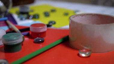 Masada Rastgele yerleştirilmiş Avocarel Boyaları, Kalemler, Fırçalar, Renkli Kağıt