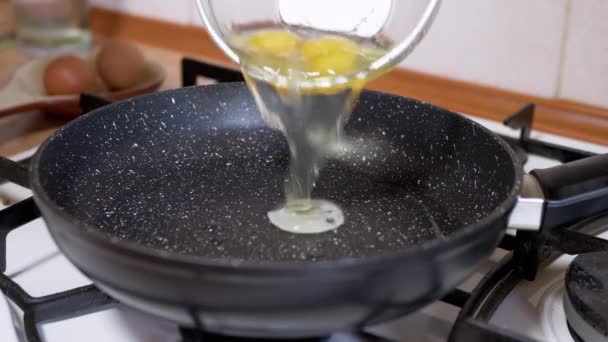 Cucinare deliziose uova strapazzate. Semplice fatto in casa Concetto di preparazione alimentare — Video Stock