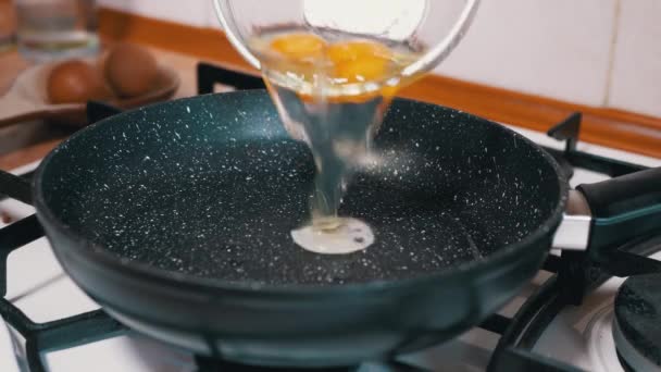 烹调美味的炒鸡蛋。简易自制食品概念 — 图库视频影像