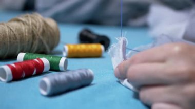 Teenage 'ın Elleri Kumaş Şırıngası ve İplik ile Kenarlarını Dikiyor. El yapımı. Kapat