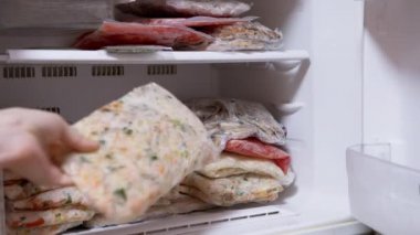 Kadın Elleri Dondurucuda Donmuş Sebze Briketleri Yatırdı. Donmuş Sebzeler