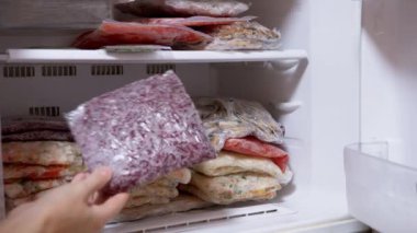 Kadın Elleri Dondurucuda Donmuş Sebze Briketleri Yatırdı. Donmuş Sebzeler