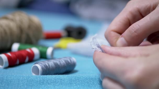 Mãos de adolescente costurar franja em tecido com agulha e rosca. Feito à mão. Fechar — Vídeo de Stock
