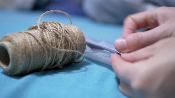 Mãos de adolescente costurar pano com agulha e rosca. Feito à mão. Costura manual — Vídeo de Stock