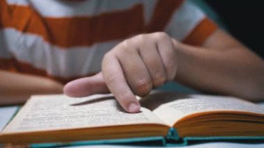 Çocuk, Parmaklarını Kitap ve Okuma Sayfası boyunca hızla koşar. Evde Uzaktan Okuma