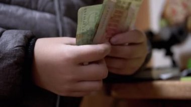 Ceket Elindeki Çocuk Hryvnia Banknotları, Eldeki Para. Yakın plan.