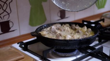 Kadın El Kapağı Açtı ve Kızartma Tavasında Hazır Et Kontrol Etti. İç Mutfak