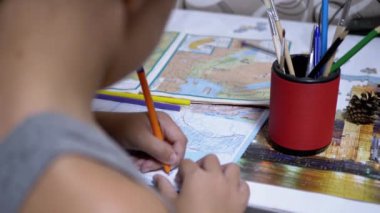 Öğrenci Sol El ile Defter 'de, Kulp, Kalem Kullanarak Yazıyor. Yakın plan.