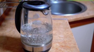 Fon Mutfağında Su kabarcıkları İçten Kaynayan Cam Elektrikli Çaydanlık